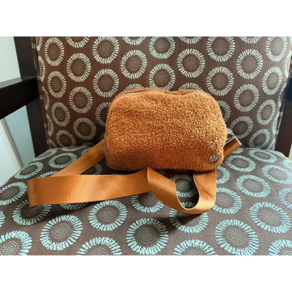 Lululemon Everywhere Belt Bag Fleece / Fleece Sherpa Belt Bag (Caramel / Warm Br